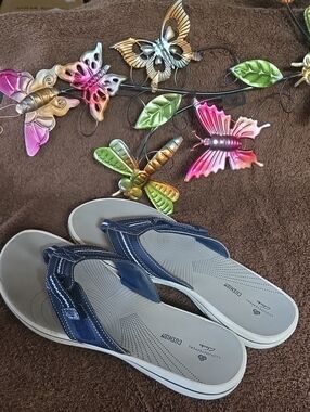 Clarks Navy Blue Cushioned Thong Sandals with Contrast Stitching.